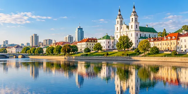Городская панорама Минска у реки